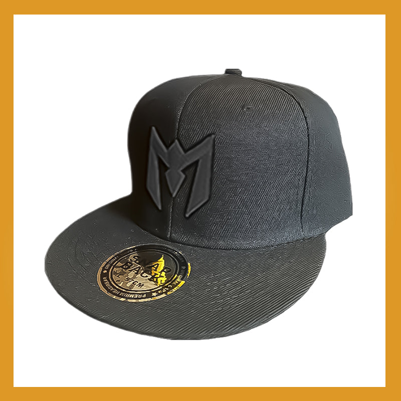GORRA PLANA NEGRA CON BORDADO NEGRO