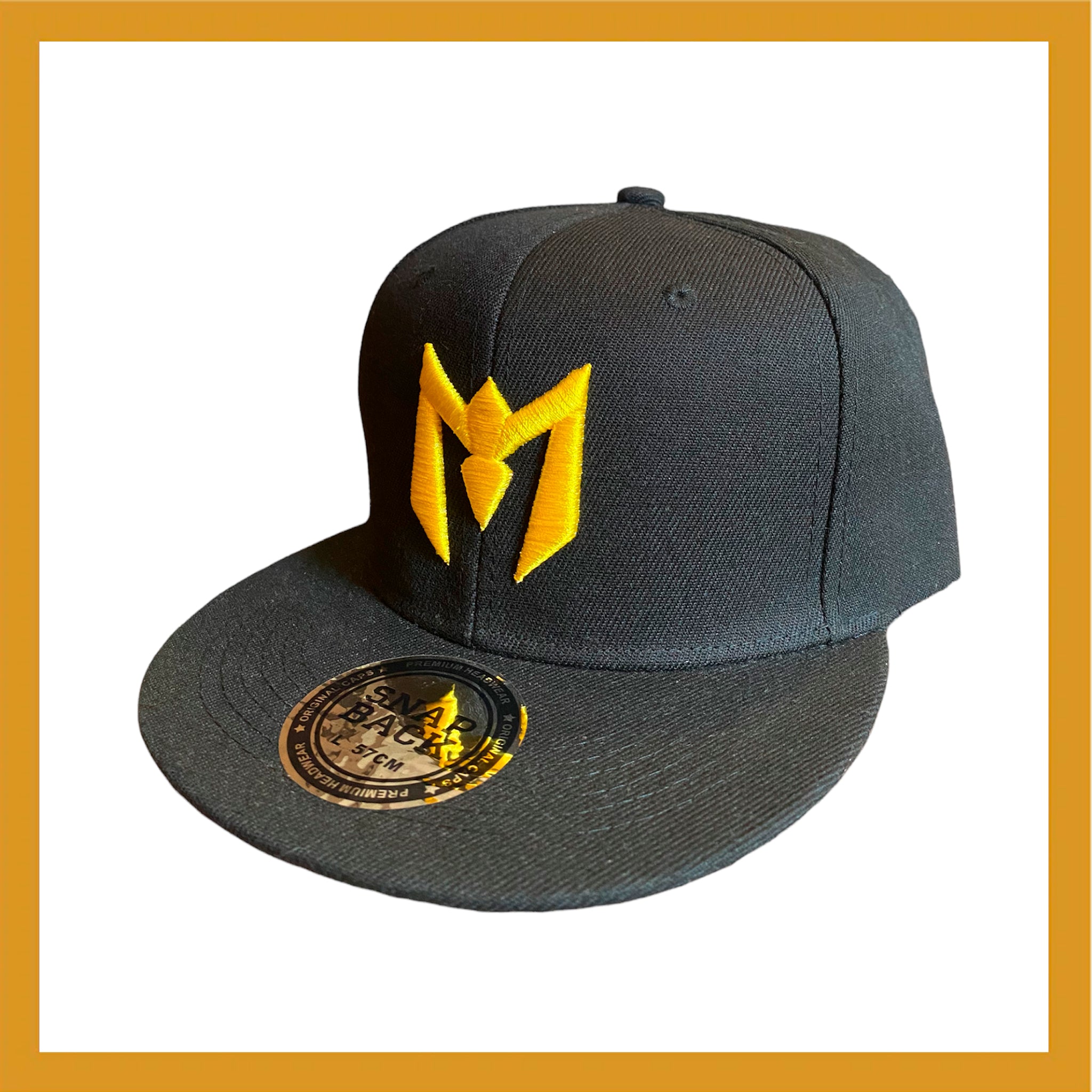 GORRA PLANA NEGRA CON BORDADO AMARILLO